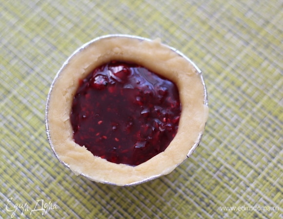 Немного отгибаем края формочки, чтобы получился ободок.