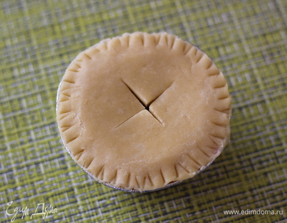 Вырезаем из пласта теста крышечку по размеру лукошка. Хорошо пальцами, а затем вилкой слепляем края, это очень важный момент! Так как если края скреплены плохо, начинка при выпечке вытечет! В центре крышечки делаем крестообразный надрез для выхода пара.