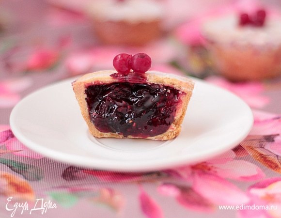 Выпекаем в заранее разогретой до 160°C духовке 25–30 минут до золотистого цвета. Ориентируйтесь по своей духовке, у всех капризы разные! Готовые лукошки достаем из духовки, даем остыть в формочках на решетке. Затем достаем из формочек и посыпаем сахарной пудрой (по желанию). Вкуснее всего они будут на следующий день после выпечки! Приятного аппетита!