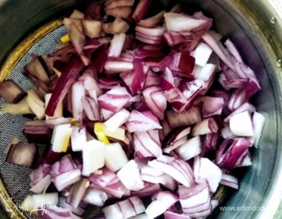 Луковицу нарезать и обдать кипятком.