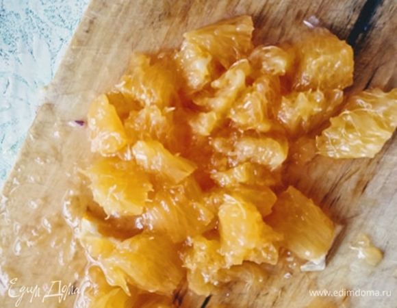 Апельсин очистить от цедры, затем каждую дольку — от пленок и нарезать. Добавить в салат.