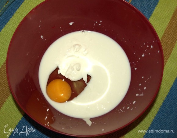 Слегка взбиваем молоко, сметану и яйцо. Молоко должно быть теплым.