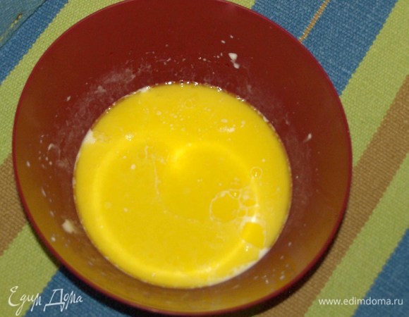 Добавляем растопленое сливочное масло. Масло не должно быть горячим.