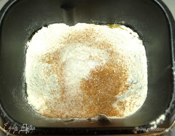 Муку просеять. Добавить соль, сахар, дрожжи. Все перемешать. Соединить две смеси и замесить тесто. За меня это сделала хлепобечка.