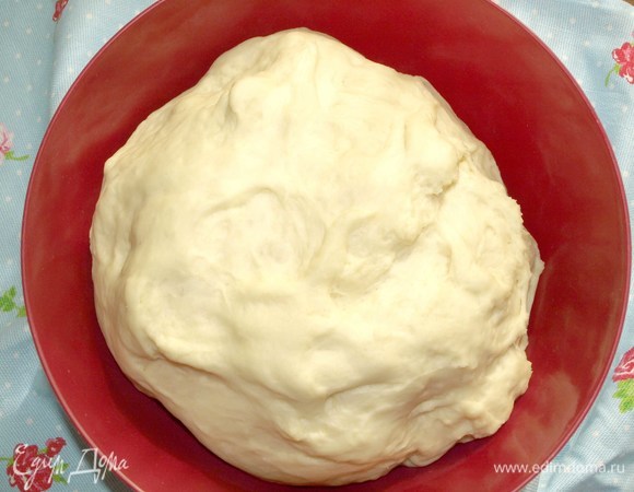 Если тесто замешивать самостоятельно, то тогда оставляем его в чистой миске на 1 час в теплом месте. Миску накрыть чистым хлопчатобумажным полотенцем.