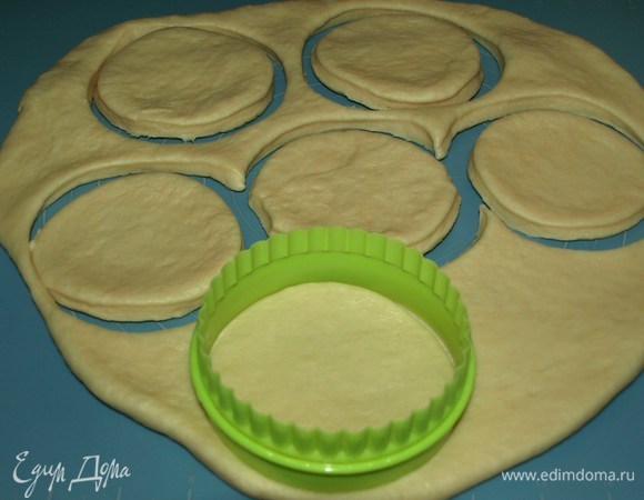 Тесто должно получиться очень легким для работы и не липнуть к рукам. Готовое тесто раскатать в пласт. Вырезать формой для печенья круги. У меня форма диаметром 9 см. Собираем обрезки теста и тоже раскатываем.