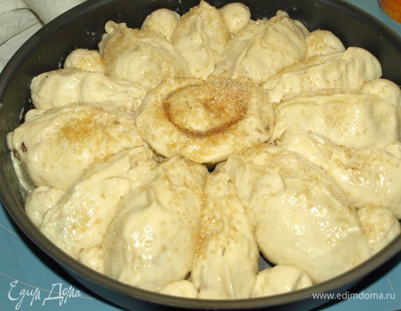 Даем пирогу постоять 15 минут. Соединить яичный желток с молоком. Смазываем пирог яично-молочной смесью. Посыпать остатками сахара и корицей.