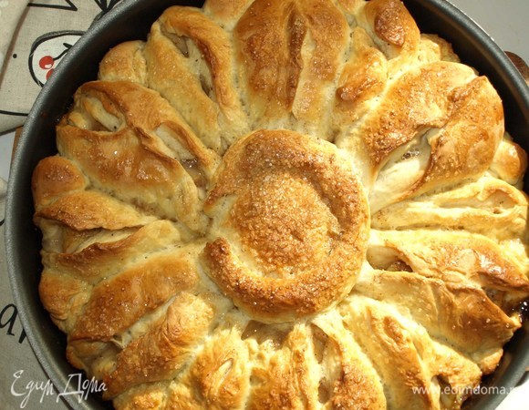 Достаем готовый пирог. Даем ему отдохнуть 10–15 минут.