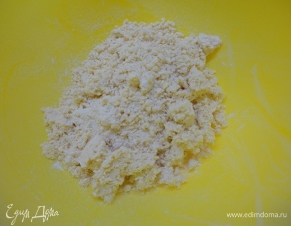 Добавить сметану, майонез и разрыхлитель и снова растереть до образования крупных комков.