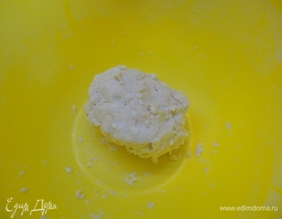 Собрать тесто в шарик. Положить в холодильник на время приготовления творожной массы.