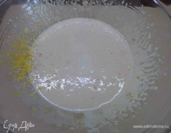 Отделить белки от желтков. Желтки взбить с 1/2 сахара.