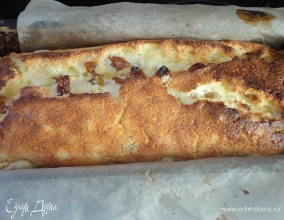 Охлажденное тесто раскатать и выложить его с бортиками в форму для выпекания. Две большие хлебные формы (30 х 11 см) или три поменьше. Я выпекала в хлебной форме, так как силиконовая объемом 900 мл мне показалась мала. Сверху выложить творожную массу и разровнять. Выпекать 50–60 минут при 160–170°C, сырник должен немного подрумяниться и пропечься.