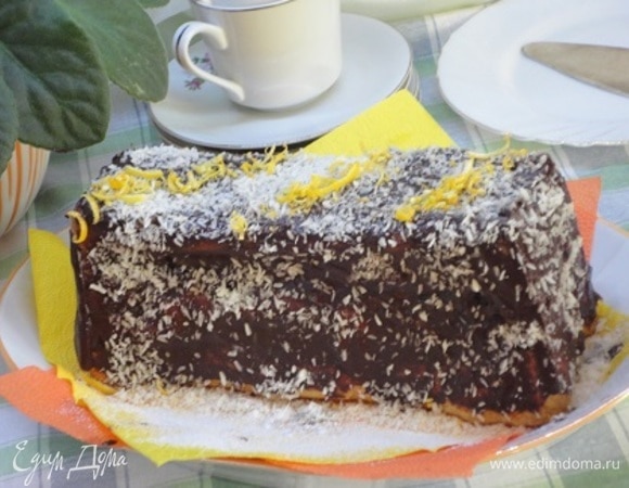 Я оставила сырник в духовке со слегка приоткрытой дверцей на 10 минут, затем на столе на 5 минут, а дальше осторожно перевернула сырник на сервировочную посуду. Приготовить шоколадную поливку. Для этого сливки разогреть, не доводя до кипения, добавить шоколад и размешать. Если масса очень густая, то добавить еще сливок. Украшайте по своему усмотрению. У автора сырник был посыпан миндальными лепестками.