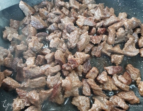 Нарезаем говядину мелкими кусочками. Обжариваем ее в казане или на сковороде на сильном огне с добавлением растительного масла до румяности.