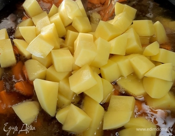 Картофель нарезаем кубиками и добавляем в сковороду. Горячую воду наливаем так, чтобы она скрывала овощи, и даем покипеть минут 10.