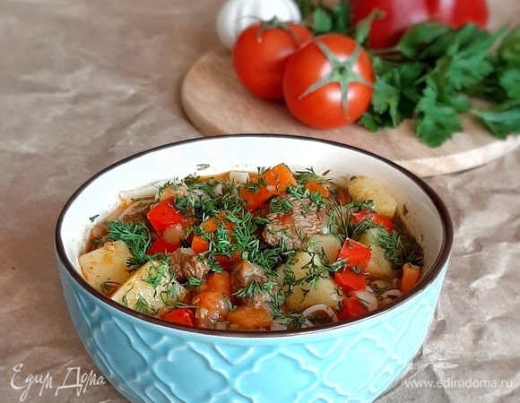 В глубокую миску кладем часть лапши, заливаем ее нашей подливой и посыпаем мелко нарубленной зеленью. Приятного аппетита!