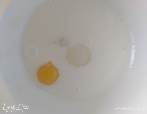 Йогурт и воду перемешать и подогреть. Соединить их с желтком, солью, сахаром и маслом. Перемешать.