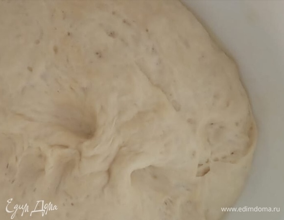 Тесто увеличится в 2 раза. Обмять его и разделить на 3 части.