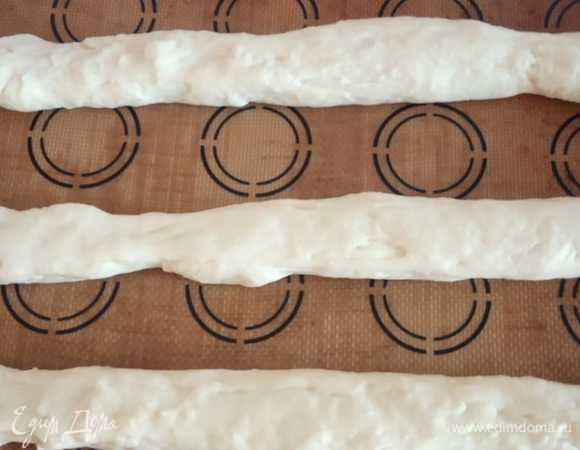 Каждую часть раскатать руками в колбаску. Края соединить.