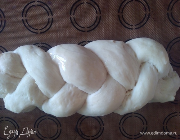 Духовку разогреть до 200°C. Яйцо взбить и смазать им халу. Выпекать 25–30 минут.