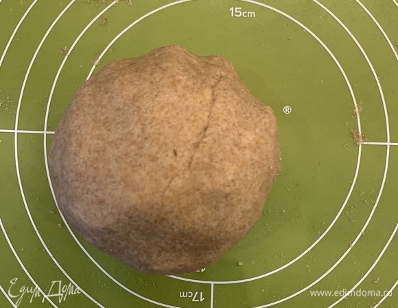 Готовим тесто.<br />
1. Нарежьте кусочками 150 г охлажденного сливочного масла, добавьте 200 г муки и разотрите до состояния влажной крошки (я использую для этого блендер с чашей).<br />
2. Добавьте 100 г сахара и 1 желток (для теста нам понадобится 1 желток, отделите его от белка, белок используем потом в начинке).<br />
3. Замесите гладкое тесто (я замешиваю на коврике для раскатки теста). 4. Сформируйте из теста шар, заверните в пищевую пленку и отправьте в холодильник примерно на 30 минут.