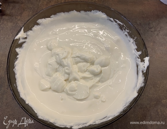Пока тесто охлаждается, разогреем духовку до 180–185°C и займемся начинкой.<br />
1. Смешайте в миске 600 г творога и 150 мл сливок. (Регулируйте количество сливок в зависимости от консистенции самого творога. У меня был 5 % достаточно сухой зернистый творог. Сливки можно заменить слегка разбавленной сметаной).<br />
2. Добавьте 100 г сахара, 2 яйца и 1 оставшийся с предыдущего шага белок.<br />
3. Если вы, как и я, хотите, чтобы творог прикинулся сливочным сыром, а творожник— чизкейком, то этот шаг для вас. Тщательно разотрите смесь погружным блендером до гладкости. Помогает замаскировать творог от детей и мужей.<br />
4. Отставьте миску в сторону.