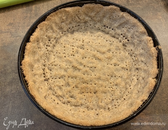 Поставьте форму с тестом в разогретую до 180°C духовку примерно на 10 минут (тесто должно немножко схватиться и подрумяниться, но не пересохнуть).