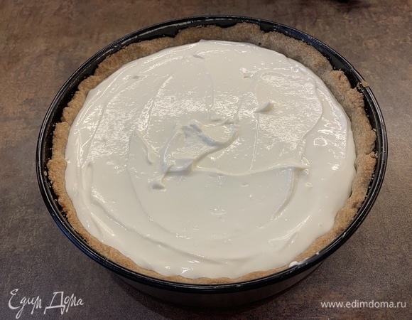 Налейте творожную начинку, оставив место под ягоды (1 см).