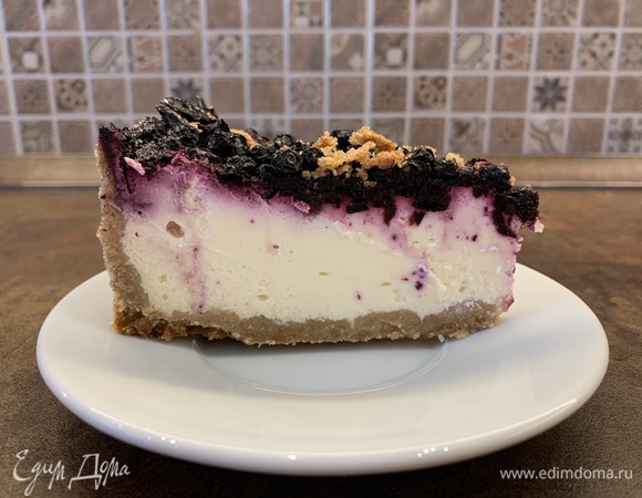 Что делать, чтобы он красиво застыл и не потрескался? То же, что и с чизкейком, он должен остывать постепенно.<br />
1. Не спешите доставать пирог из духовки. Если он выглядит так, что еще переживет в ней некоторе время, то просто выключите и пусть он постоит минут 15.<br />
2. Потом приоткройте духовку и оставьте так еще на 15 минут.<br />
3. Оставьте при комнатной температуре до тех пор, когда сможете брать форму руками без прихваток.<br />
4. Теперь можно убрать в холодильник до полного остывания, после чего освободить от формы.<br />
5. Нарезать и съесть :)