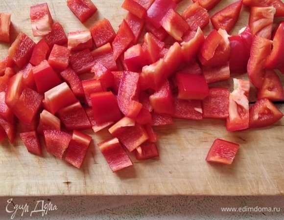 Болгарский перец, лук и помидоры нарезать кубиками.