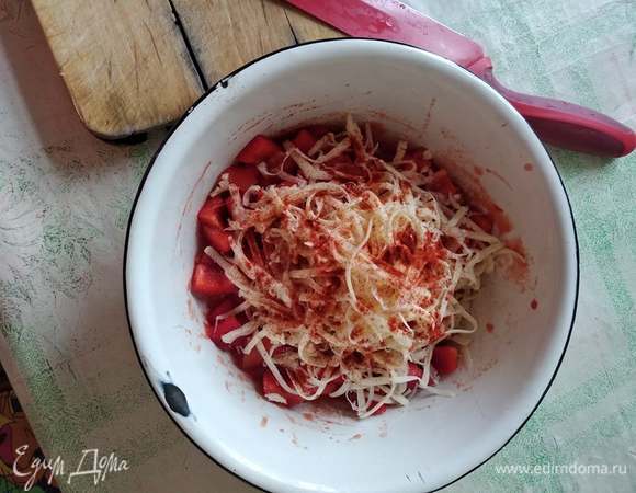 В миске соединить овощи, соль, добавить натертый на крупной терке сыр и паприку. Все перемешать.