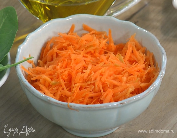 Морковь почистить и натереть на мелкой терке.