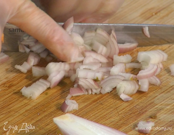 Лук-шалот почистить и мелко порубить.