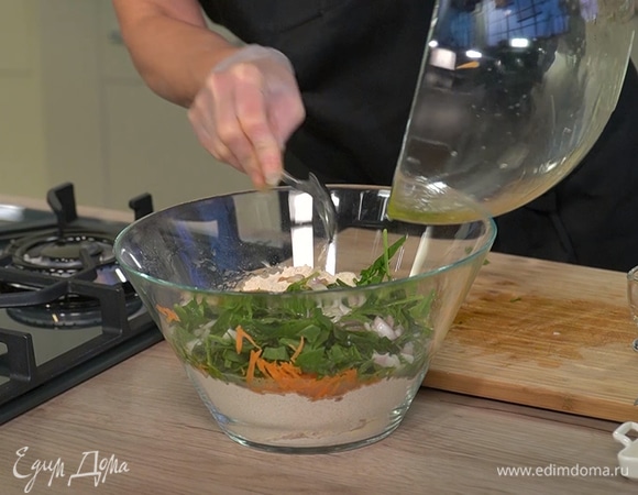 К смеси муки и овощей влить жидкие ингредиенты, быстро вымешать тесто.