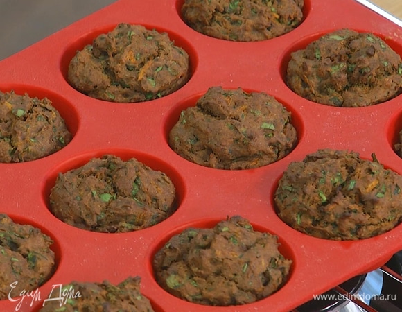 Разложить тесто в формы для маффинов и выпекать в разогретой духовке 15–20 минут.
