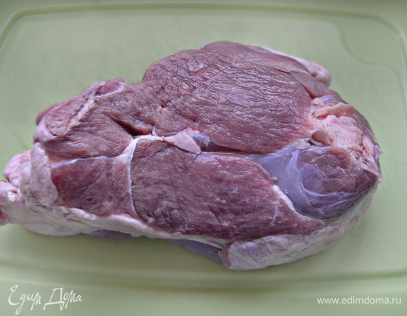 Для приготовления хинкала нам понадобится хороший свежий кусок баранины. Для этого блюда мне специально презентовали халяльное мясо. На огонь поставьте кастрюлю с холодной водой, поместите в нее мясо. Когда вода закипит, добавьте соль, перец горошком и лук. Варите до готовности мяса. Пену, образовавшуюся при варке мяса, необходимо обязательно снимать. Готовое мясо достаньте, разделите на порционные куски, бульон процедите.