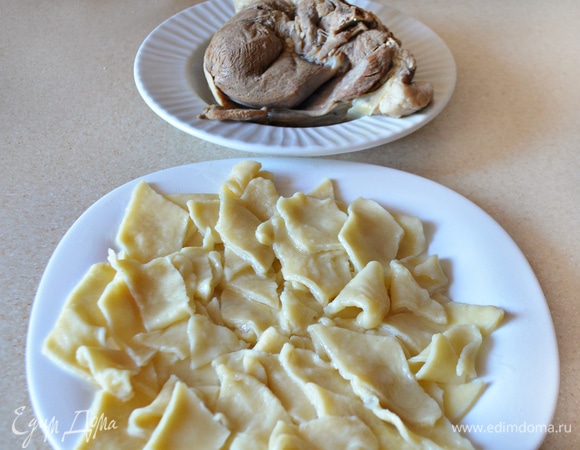 Отварить хинкал в кипящем бульоне около 5–7 мин, до готовности теста, периодически помешивая ромбики. Готовый хинкал с помощью шумовки выложите на тарелку. Можно немного смазать растительным маслом, чтобы ромбики теста не склеились.