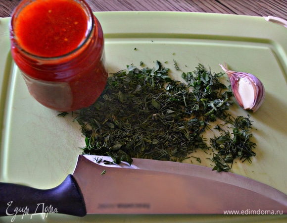 Смешайте томатный соус с рубленой зеленью и измельченный чесноком. Приправьте свежемолотым перцем, солью. Перемешайте.