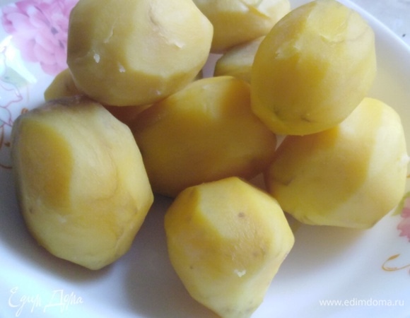 Картофель очистить, отварить до готовности в подсоленной воде. Остудить.