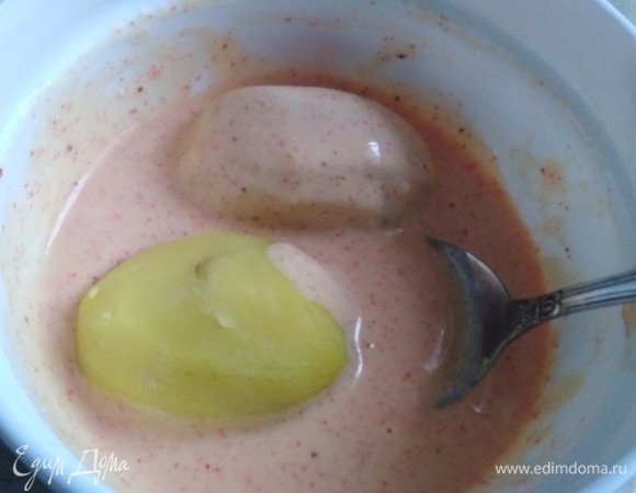 Обвалять картофель в кляре.