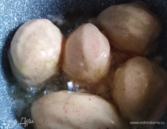 Выложить картофель в раскаленную сковороду с растительным маслом.