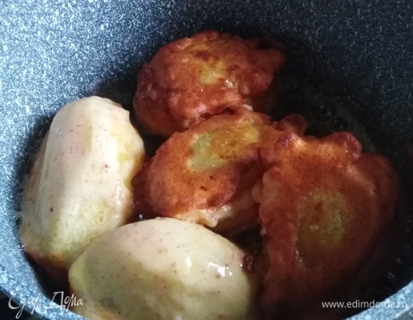 Жарить, переворачивая со всех сторон, до золотистой корочки.