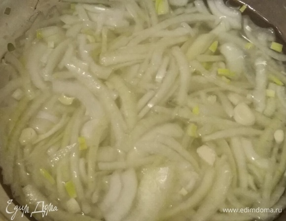 Лук нарезать полукольцами. Всыпать сахар, соль, влить уксус и кипяток. Оставить мариноваться.