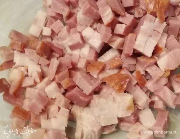 Нарезать грудинку кубиком.