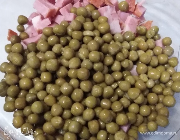 Добавить зеленый горошек.