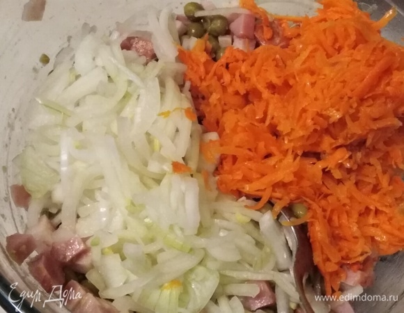 Затем — обжаренную морковь, процеженный от маринада лук.