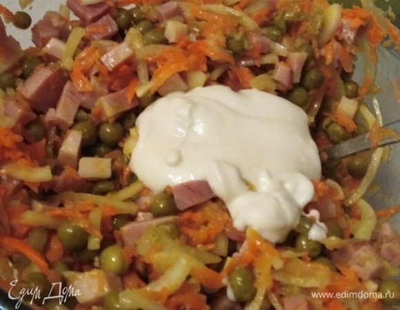 Перемешать. Заправить майонезом.