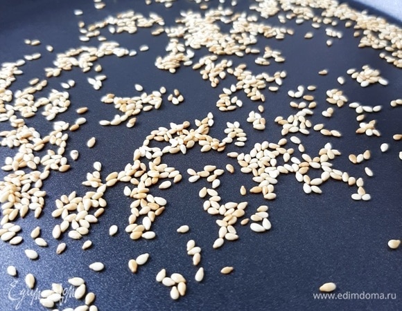 Семена белого кунжута обязательно подсушиваем на сковороде до золотистого цвета, тогда он интенсивно начнет отдавать свой вкус и аромат. Запах просто фантастический!