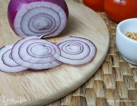 Красный лук нарезаем тонкими кольцами и заливаем холодной водой минут на 10. У него уйдет лишняя горечь, и останется только приятная сладость.