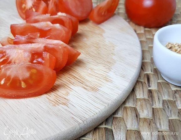 Помидор нарезаем небольшими дольками. Можно взять томаты черри и нарезать половинками.